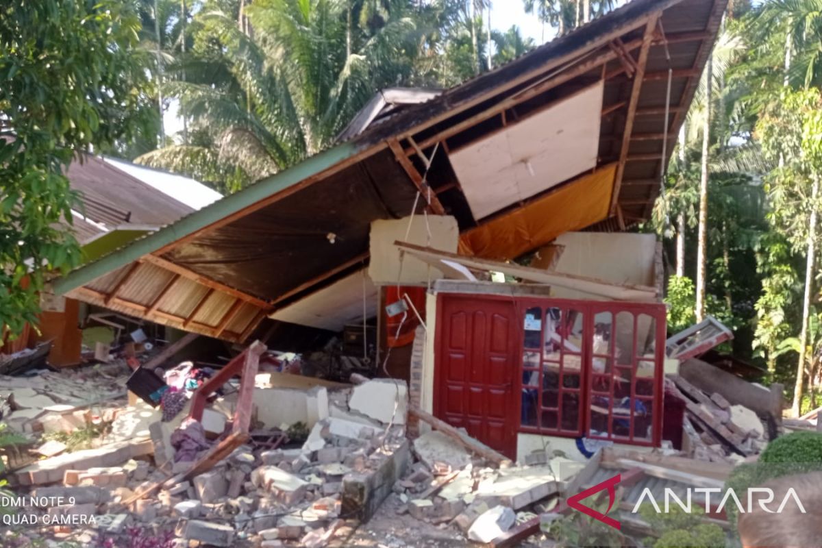 Sub-district in West Pasaman records severe quake damage
