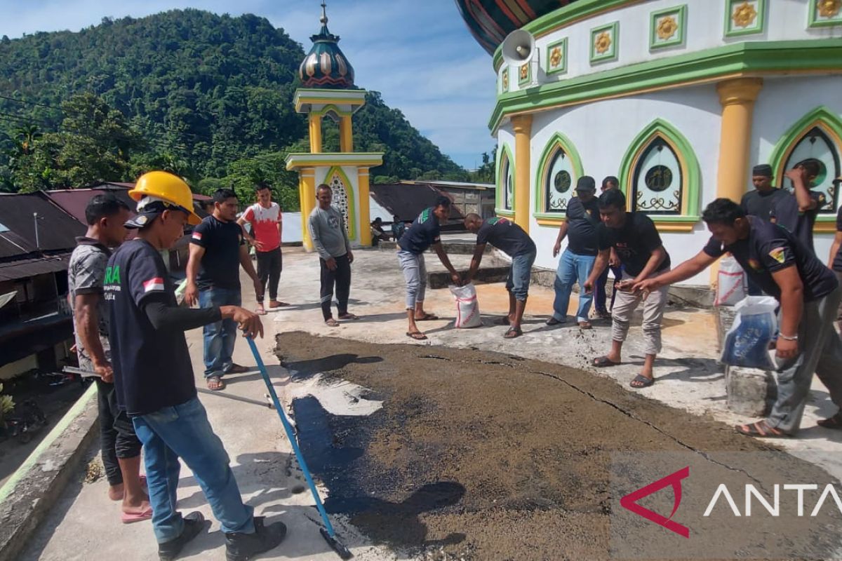 Bocor tiga tahun, pemuda renovasi lantai masjid di Aceh Selatan