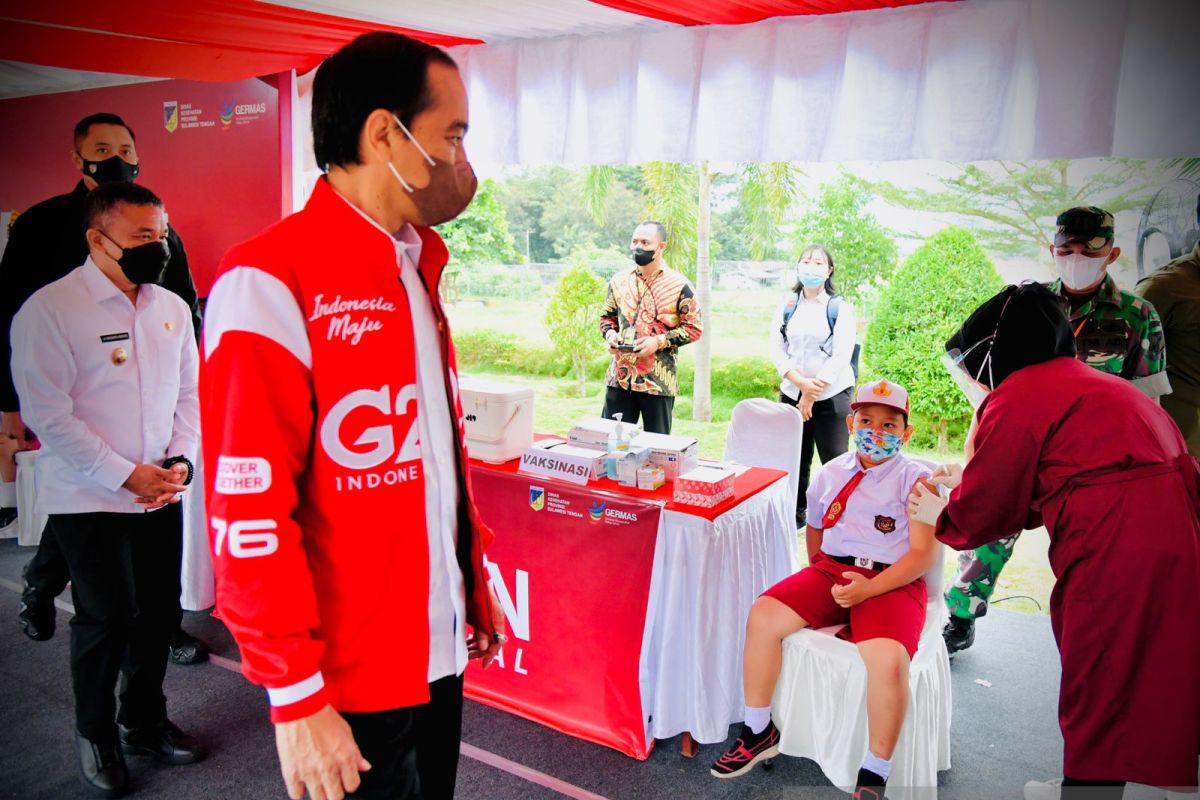 Presiden Jokowi tinjau vaksinasi COVID-19 di Palu