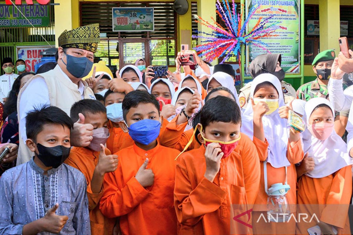 Menko Perekonomian Airlangga pantau vaksinasi anak di SD 158 Pekanbaru