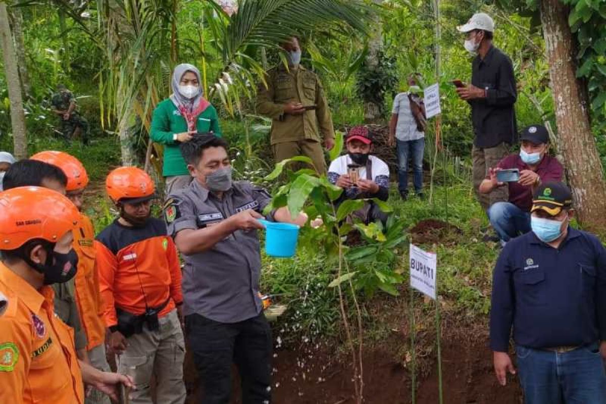 5.000 bibit pohon ditanam di lereng Gunung Andong