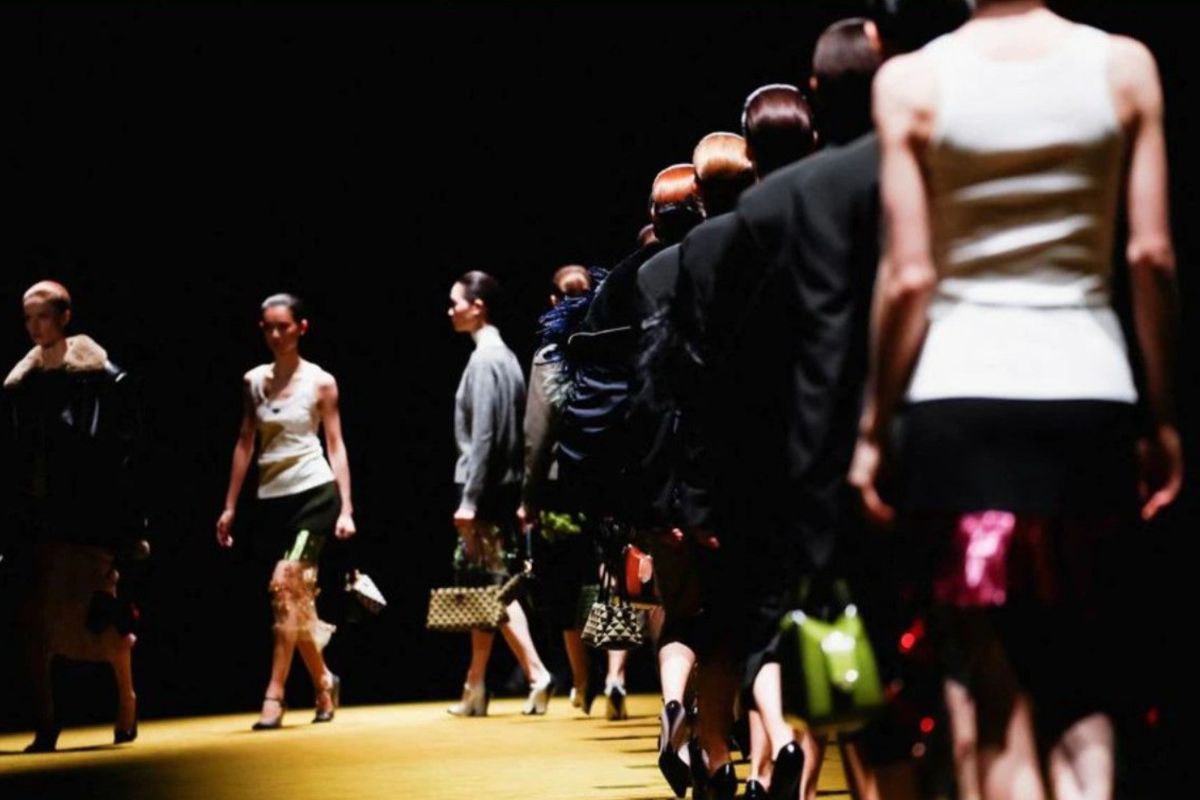 Prada angkat sejarah perempuan untuk koleksinya di Milan Fashion Week