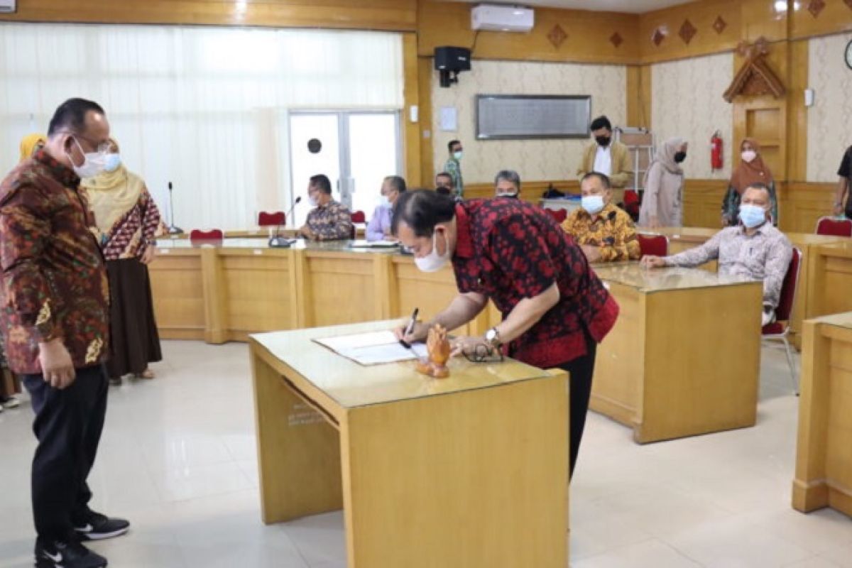 Rektor Unja saksikan penandatanganan kontrak kerja di lingkungan universitas