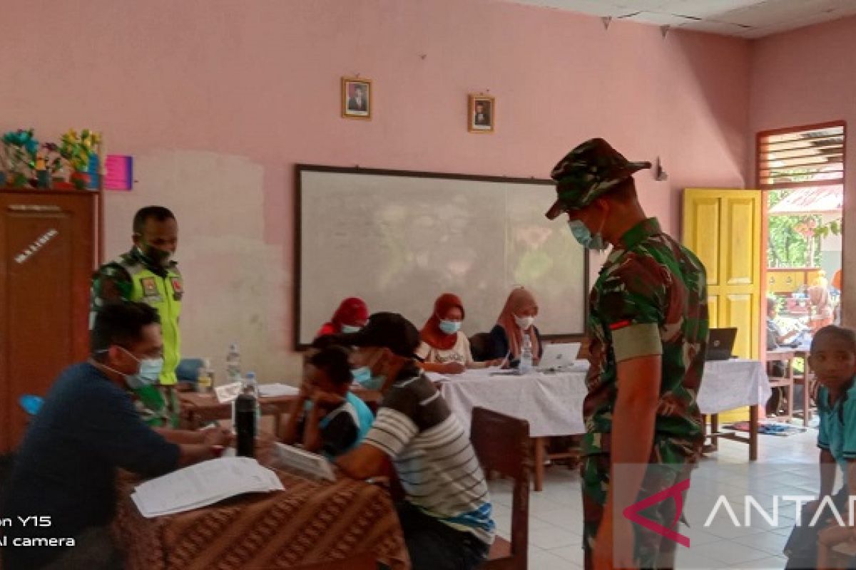 Puluhan siswa SDN Ureng ikut vaksinasi dosis pertama, capaian di Maluku Tengah rendah