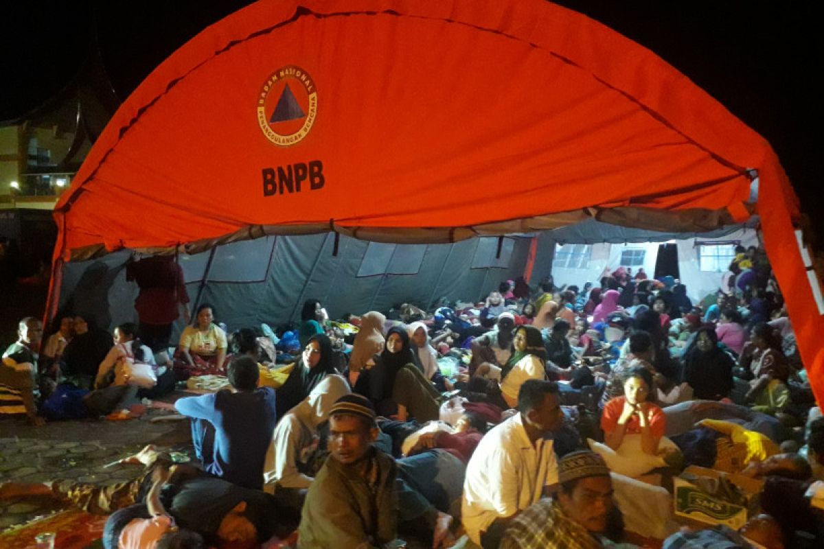 Ribuan warga korban gempa Pasaman Barat bermalam di tenda darurat