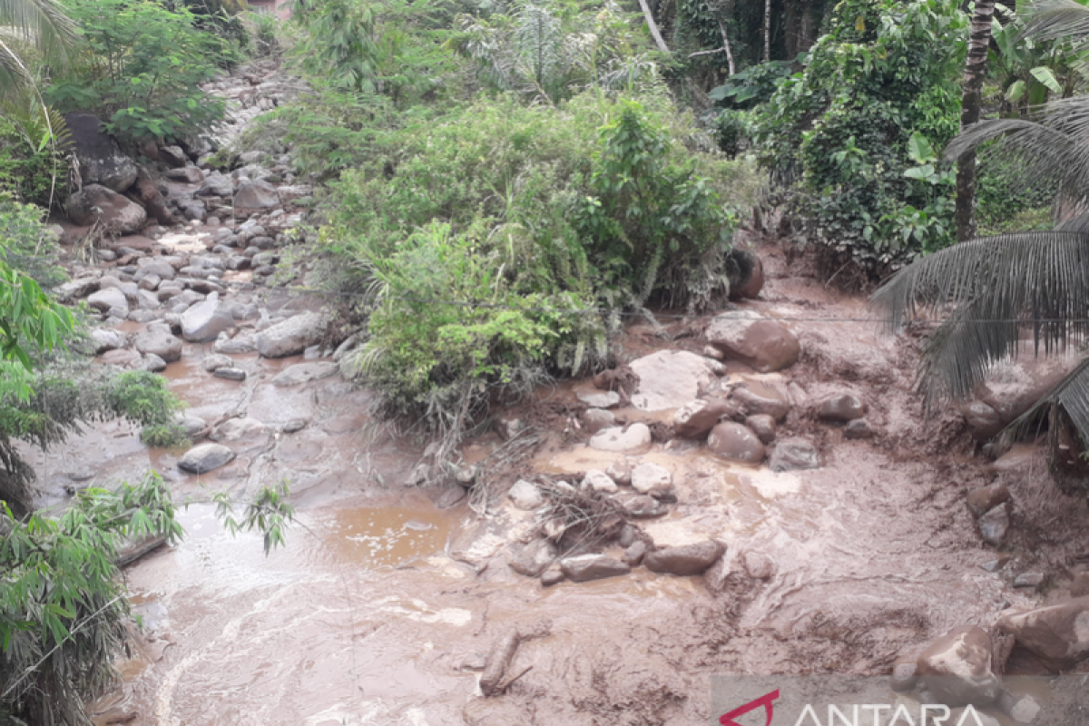 Fenomena pasca gempa, air Sungai Batang Nango Kajai Pasbar kering dan berlumpur