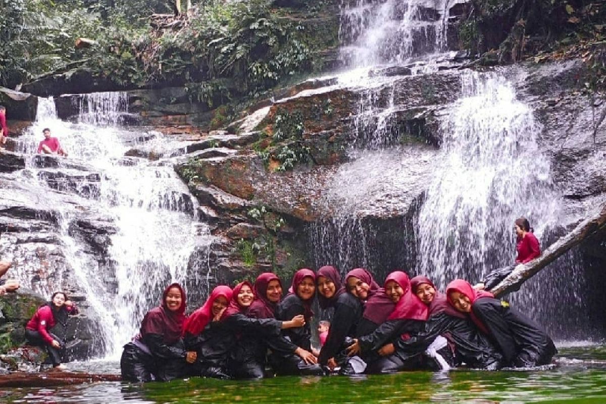 Menikmati Air Terjun Putri Kayangan di Kampar