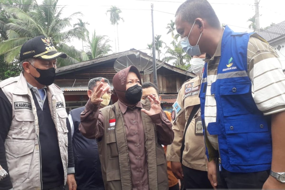 Minister Tri  Rismaharini visits West Pasaman earthquake victims