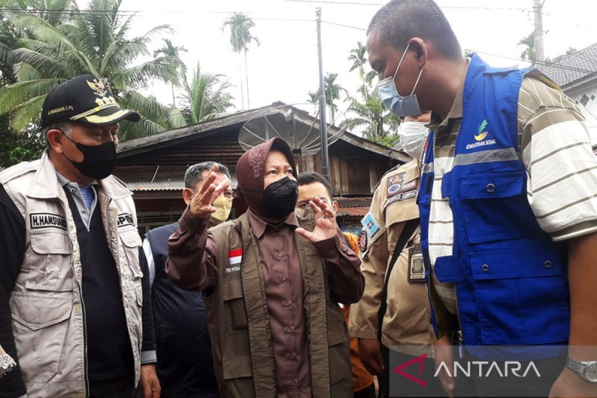 Menteri Sosial mengunjungi korban gempa di Pasaman Barat