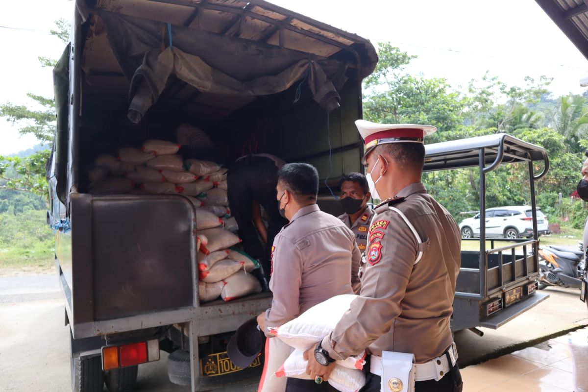 Polres Sawahlunto kirimkan bantuan logistik untuk korban gempa di Pasaman