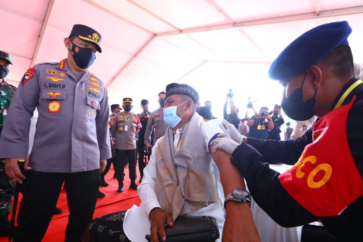 Tinjau vaksinasi di Aceh, Kapolri minta cegah peningkatan "positivity rate" secara maksimal