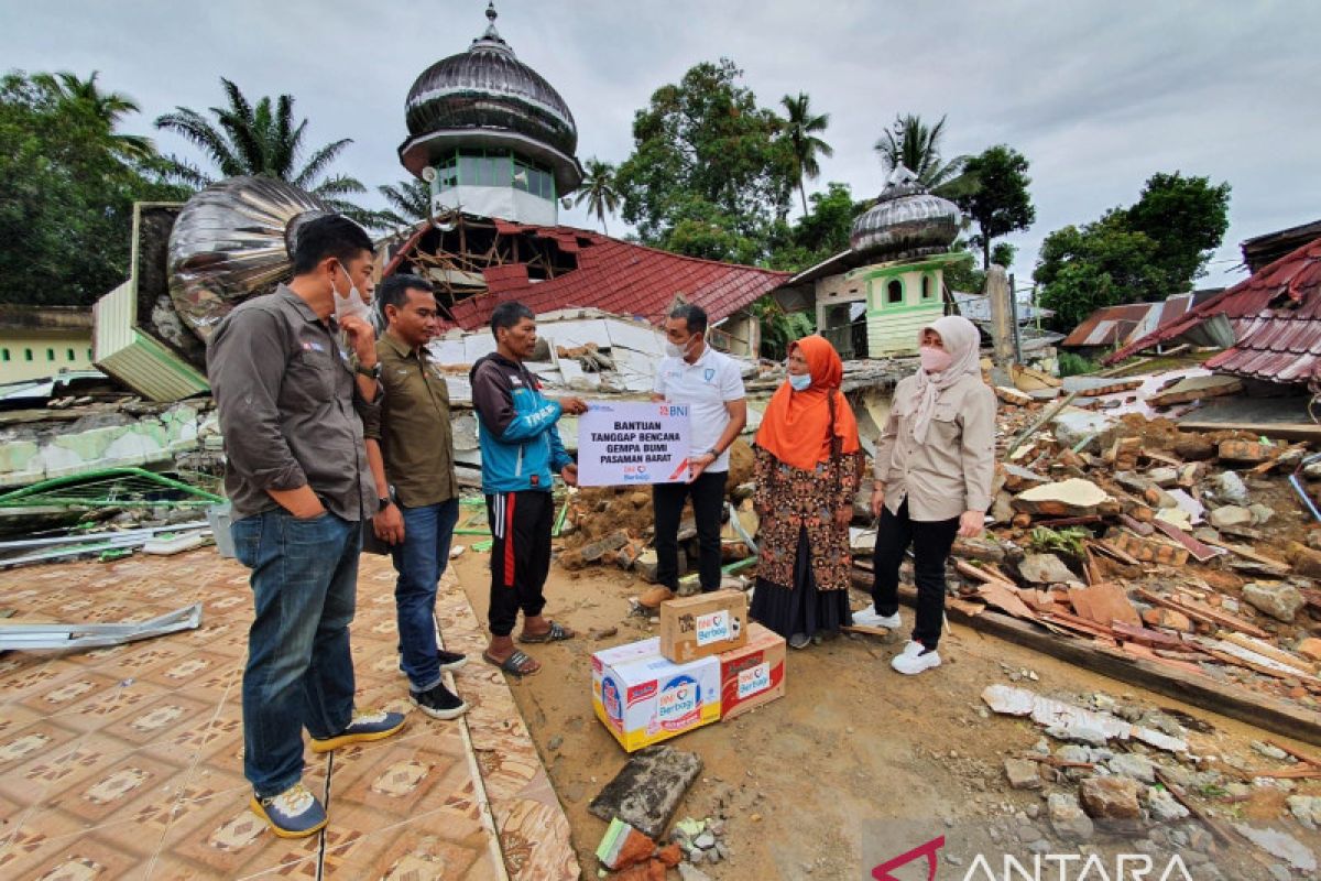 BNI serahkan bantuan sembako untuk korban gempa di Pasaman Barat