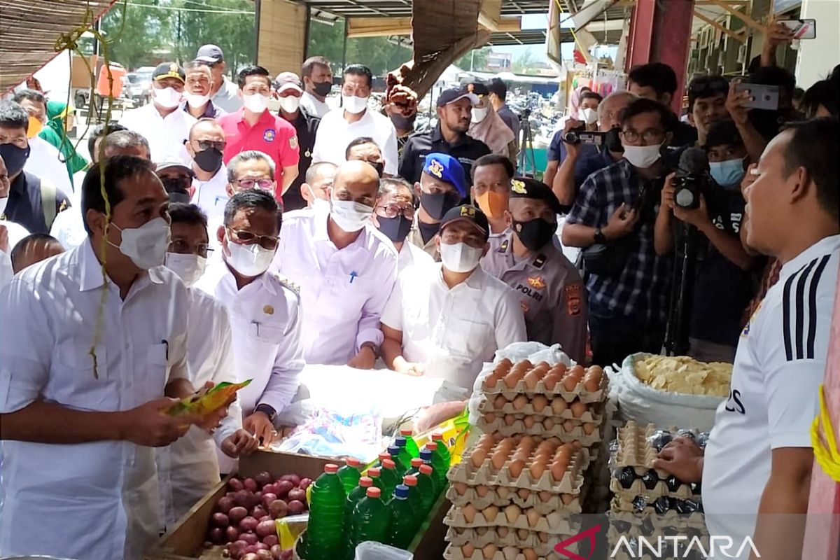 Menteri Perdagangan cek harga minyak goreng di pasar Al Mahirah Banda Aceh