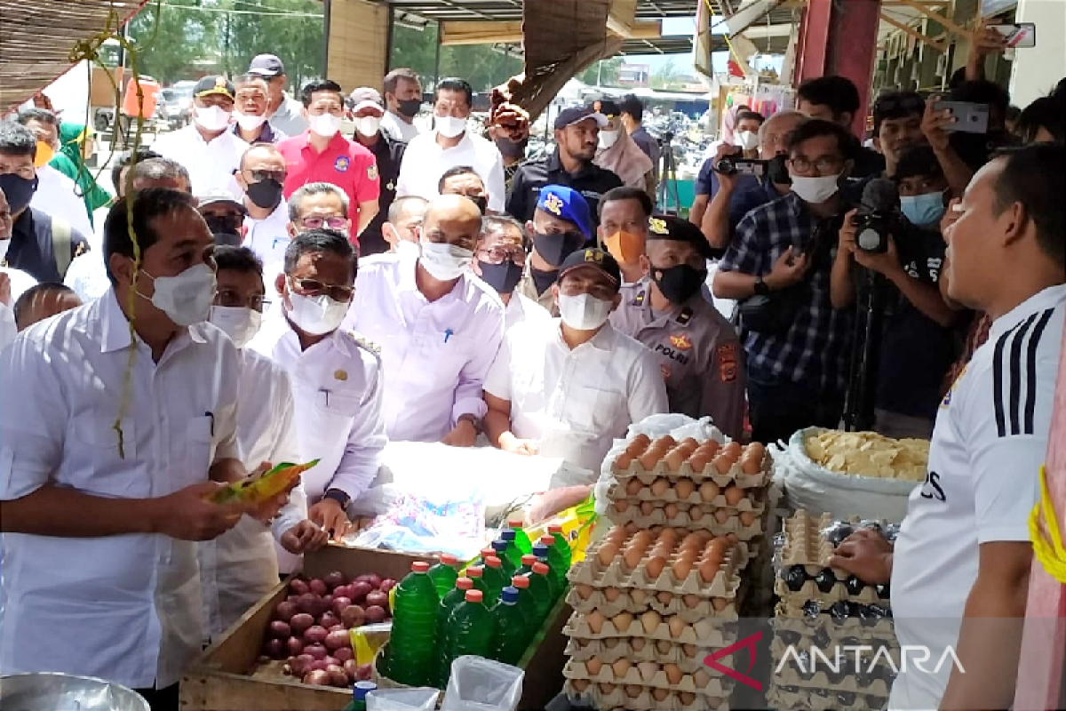 Mendag cek langsung harga minyak goreng di pasar terpadu Banda Aceh