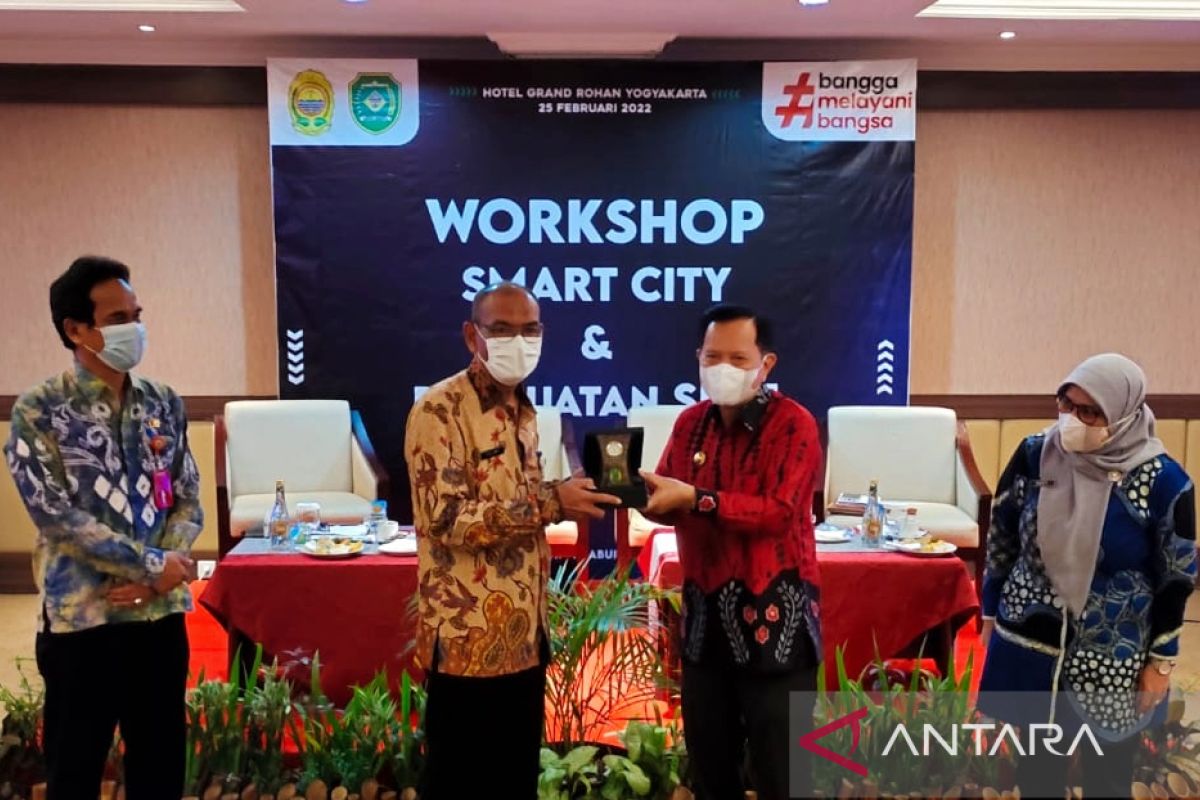 Tapin learns about smart city to Bantul
