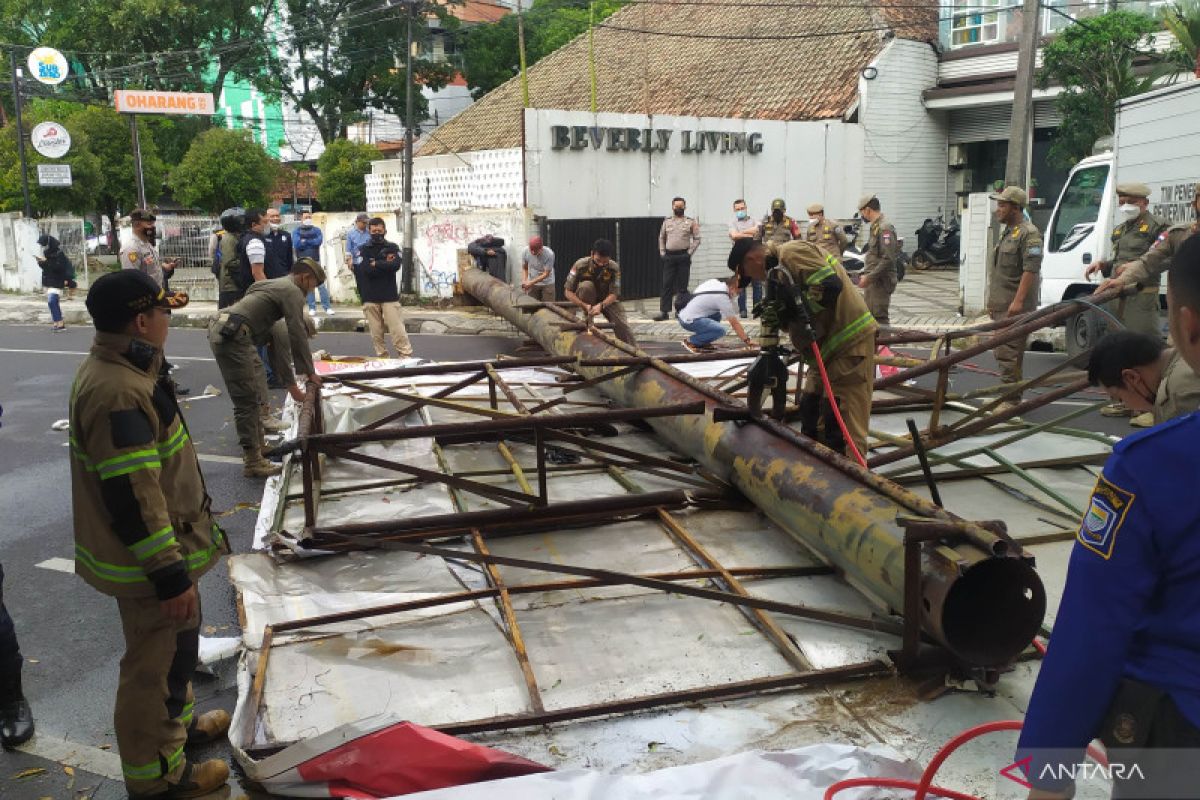 Papan reklame roboh timpa dua pengendara motor di Kota Bandung