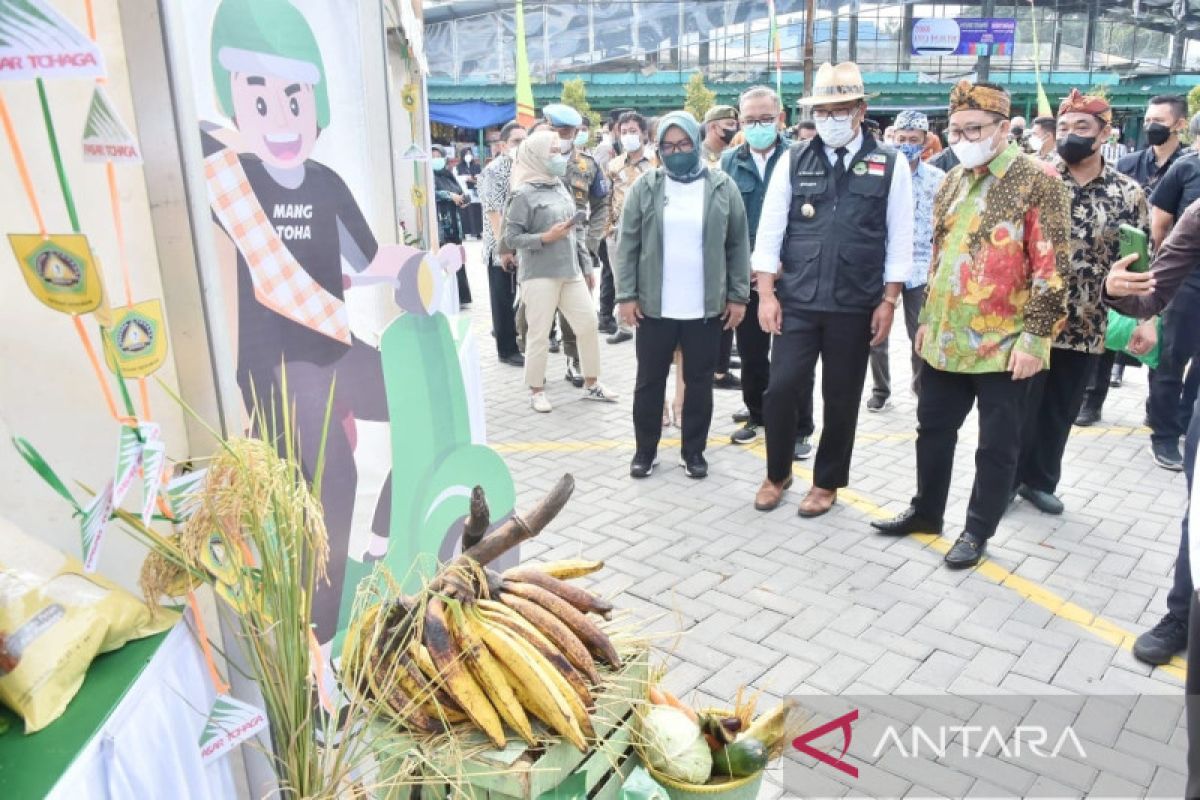 Gubernur Jabar-Bupati Bogor resmikan Pasar Cisarua baru