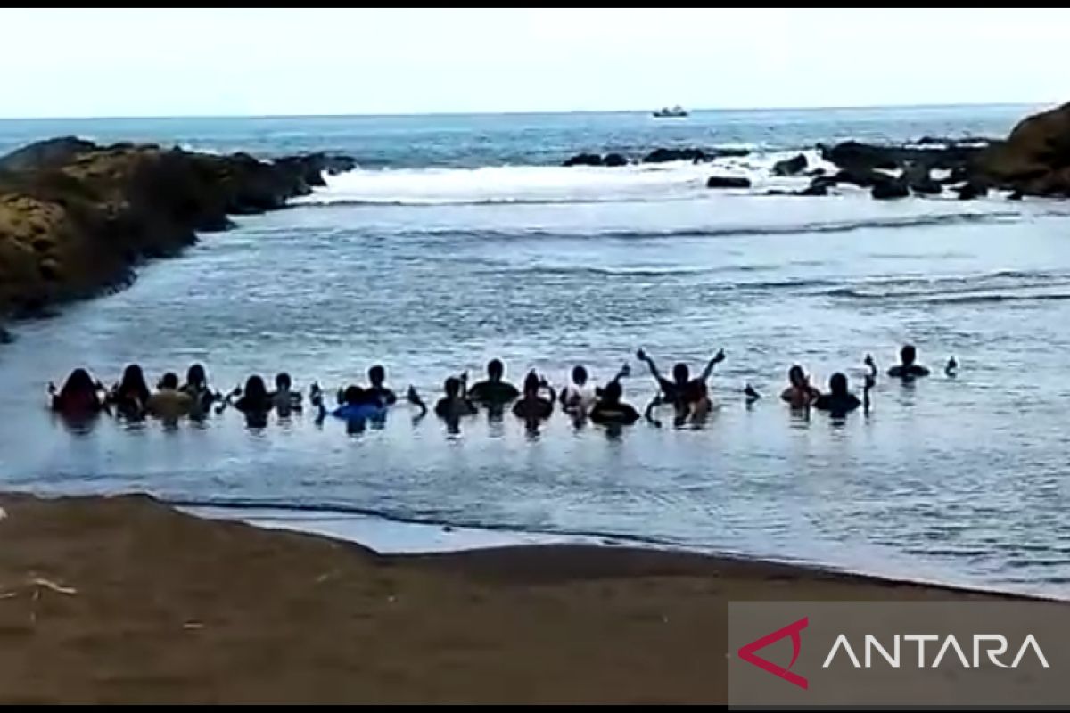 Polisi membubarkan ritual warga Nganjuk di Pantai Watu Ulo