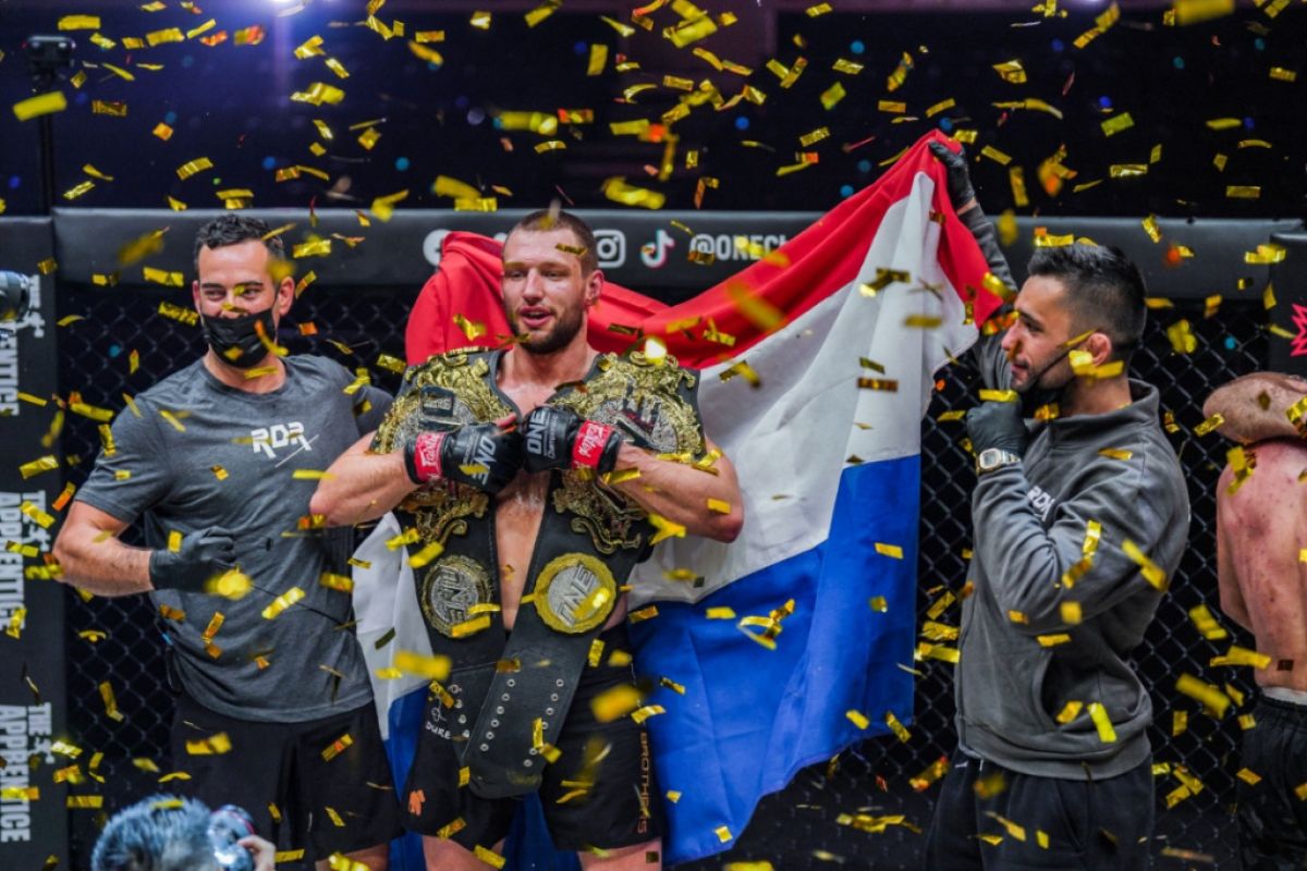 Reinier de Ridder mempertahankan gelar juara ONE usai tundukkan Abbasov
