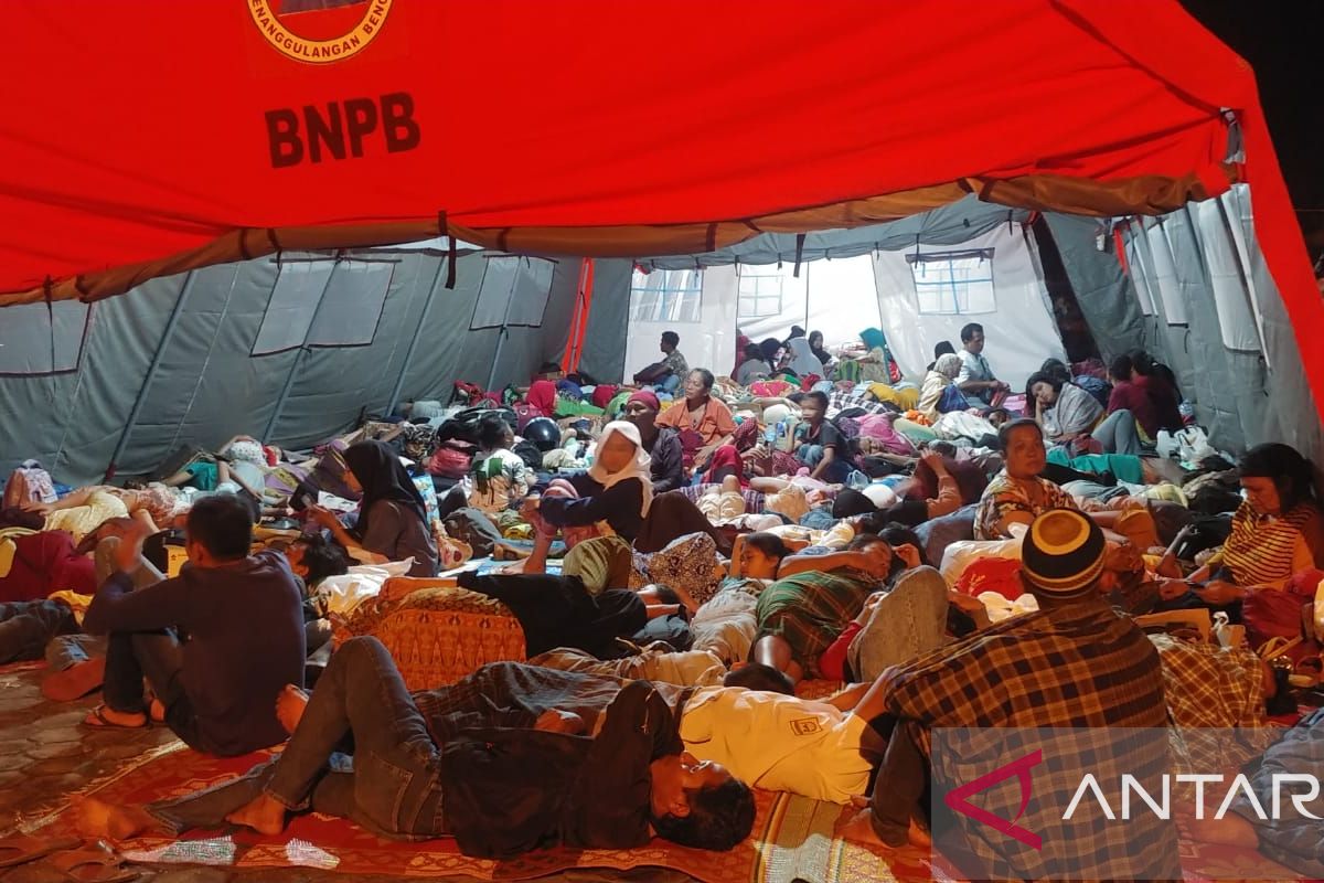 Ribuan warga Pasaman Barat korban gempa bermalam di tenda darurat