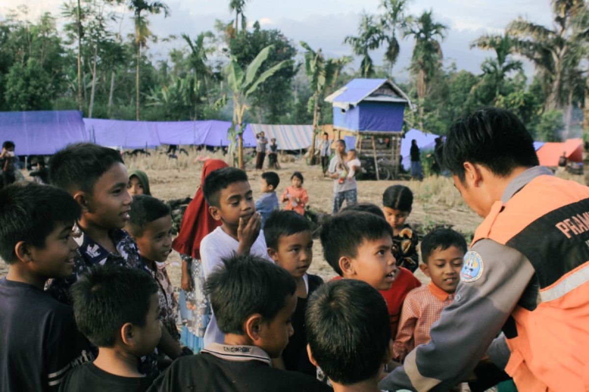 Pramuka UNP berikan pemulihan trauma anak korban gempa Pasaman Barat