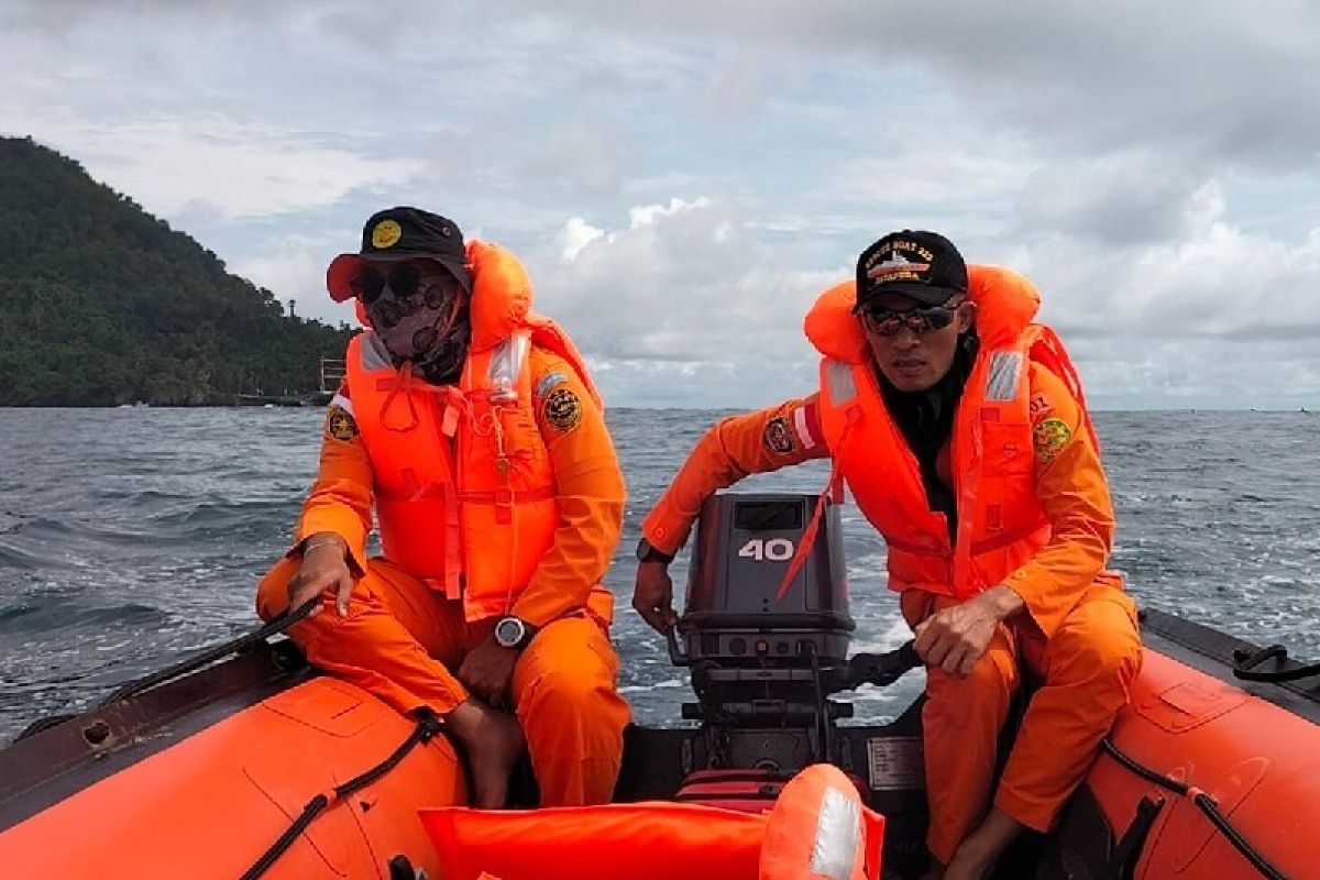 Tujuh penyelam mencari korban terseret ombak di pantai Base G Jayapura
