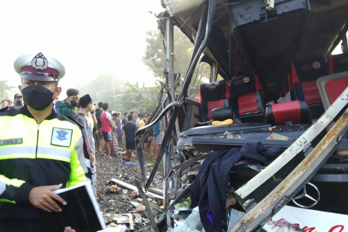 Bus pariwisata tertabrak kereta api di Tulungagung