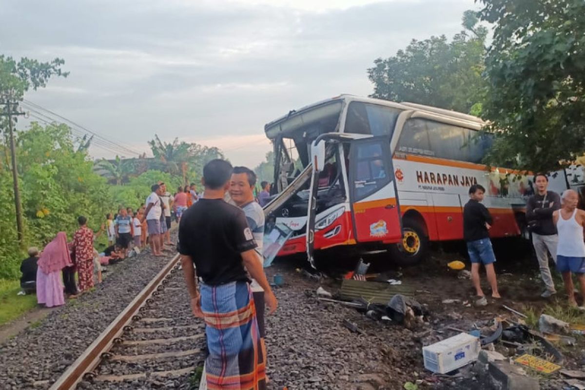 Bus sarat penumpang tertabrak  kereta api di Tulungagung