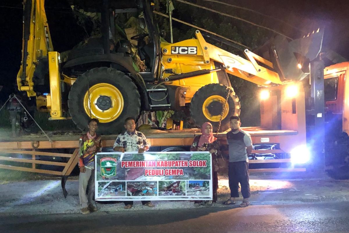 Pemkab Solok serahkan bantuan logistik dan ekskavator ke Pasaman Barat