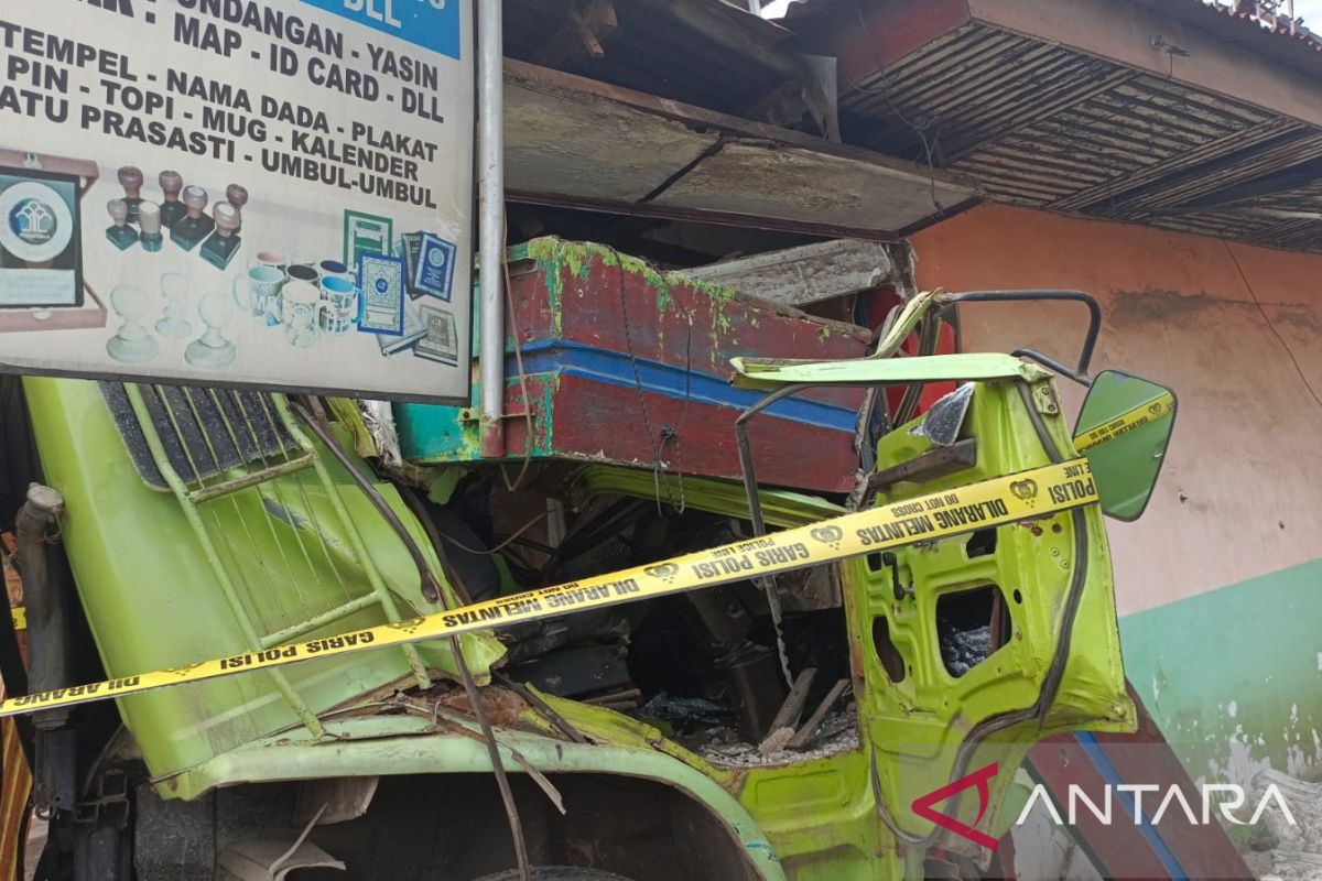Sopir  truk CPO tergencet usai tabrak toko di Selincah
