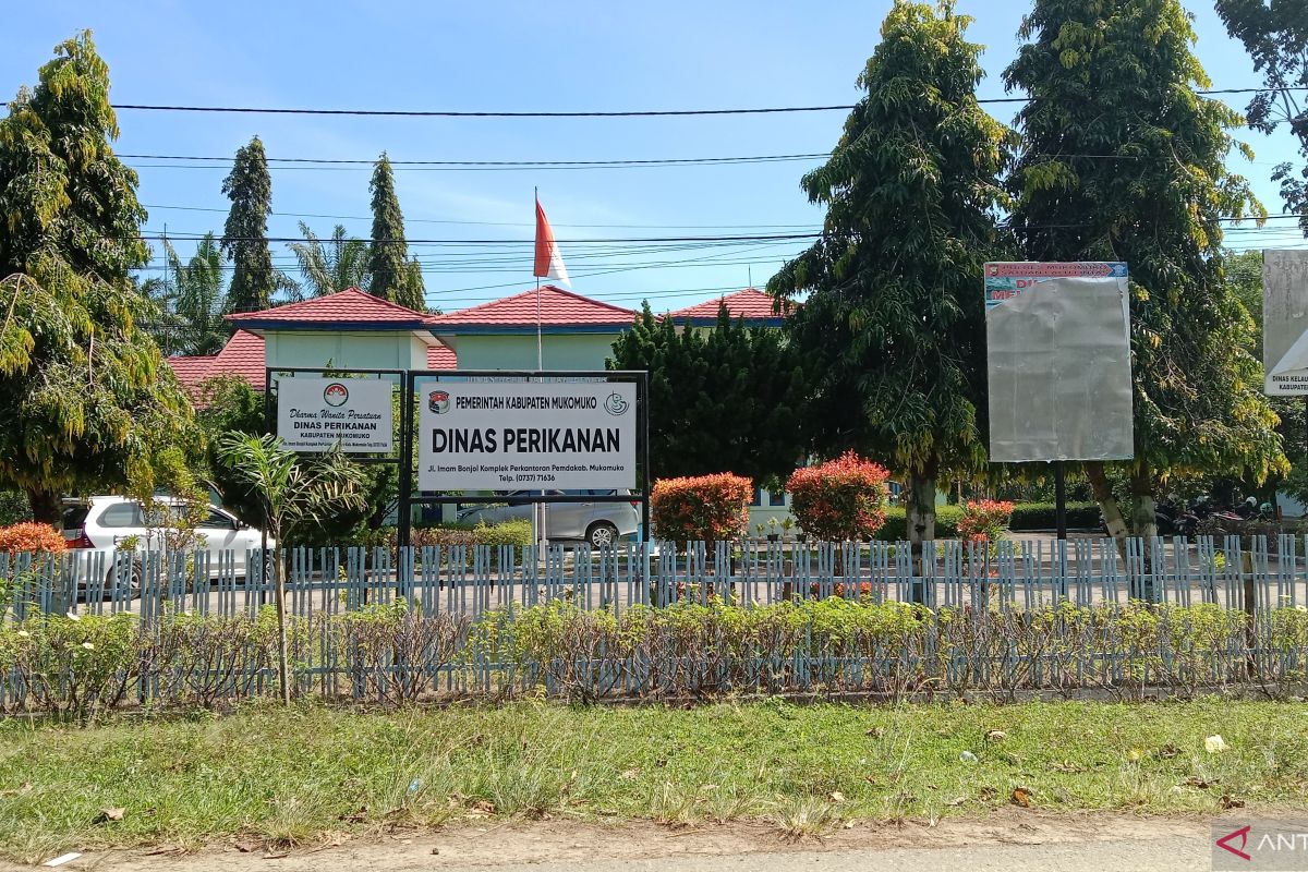 Tujuh kelompok nelayan Mukomuko terima mesin tempel