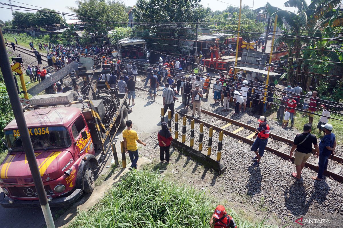 Petugas kesulitan evakuasi badan bus tertabrak kereta api di Tulungagung