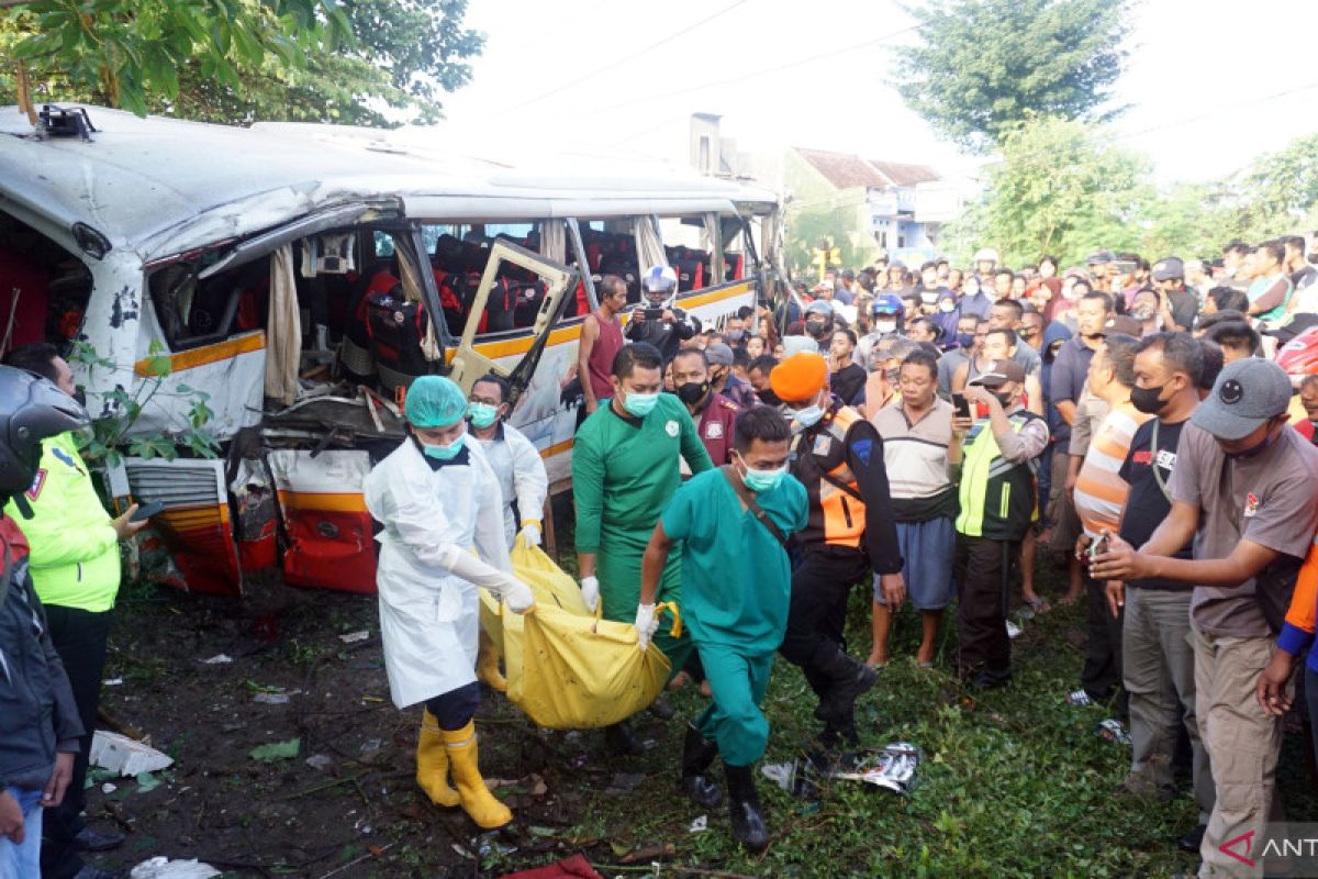 Five killed in tour bus-train collision in Tulungagung, East Java
