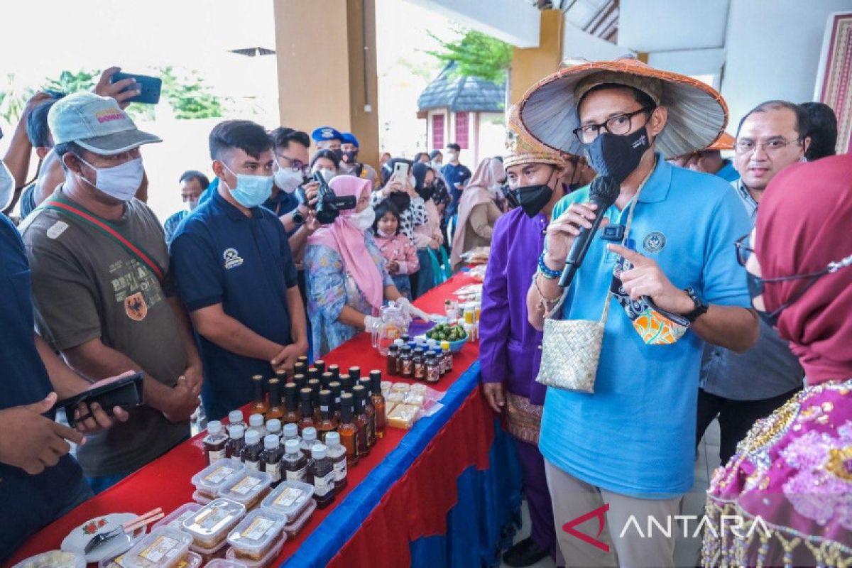 Sandiaga Uno apresiasi produk UMKM dan ekonomi kreatif Belitung