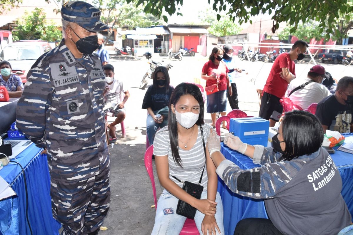 "Serbuan Vaksinasi Maritim" digelar TNI AL di Pulau Kinabuhutan
