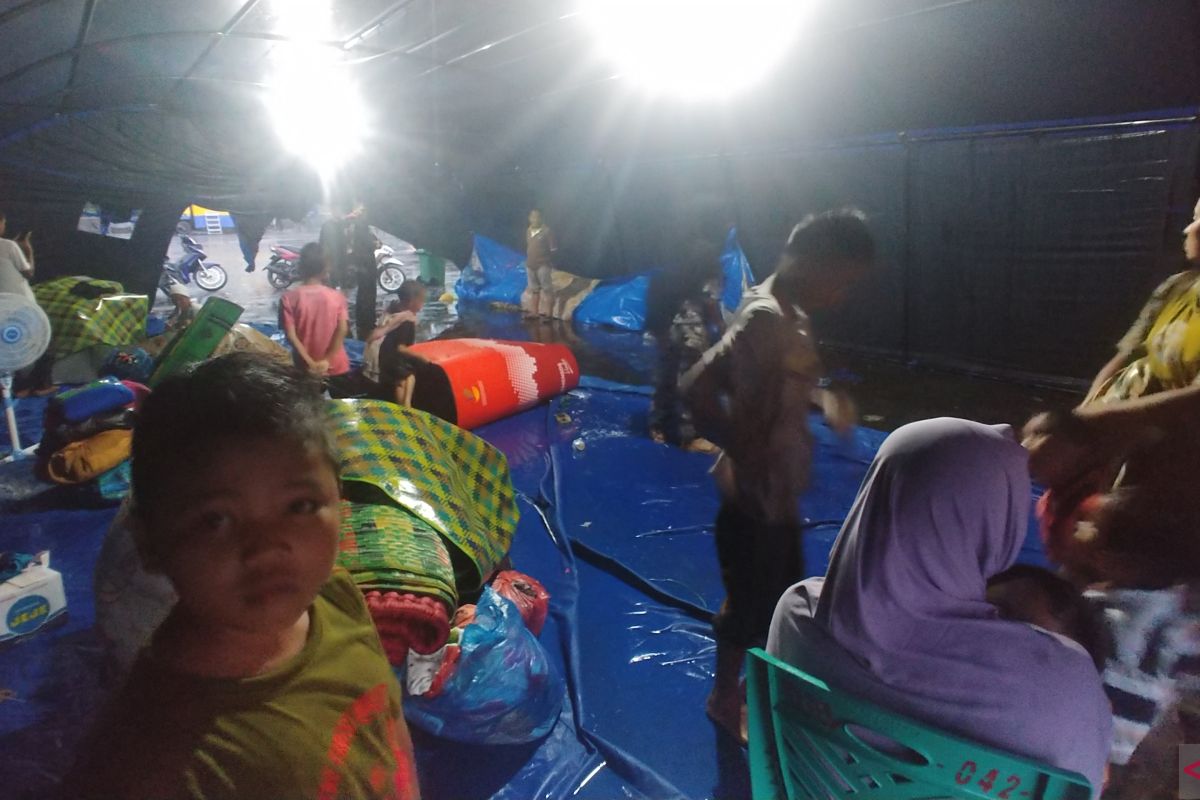 Tenda pengungsi gempa digenangi air karena bocor (Video)