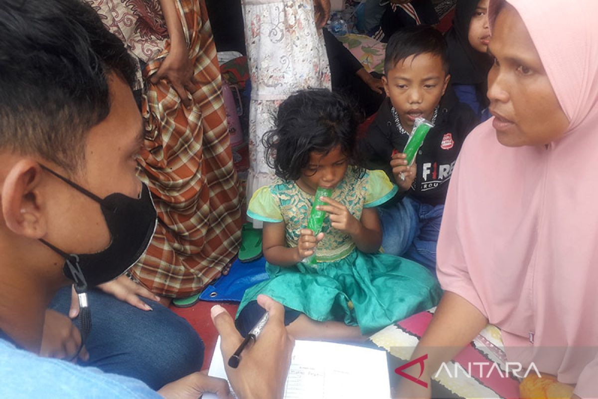 Mayoritas Warga Pasaman Barat Bertahan Di Tenda Pengungsian Utama