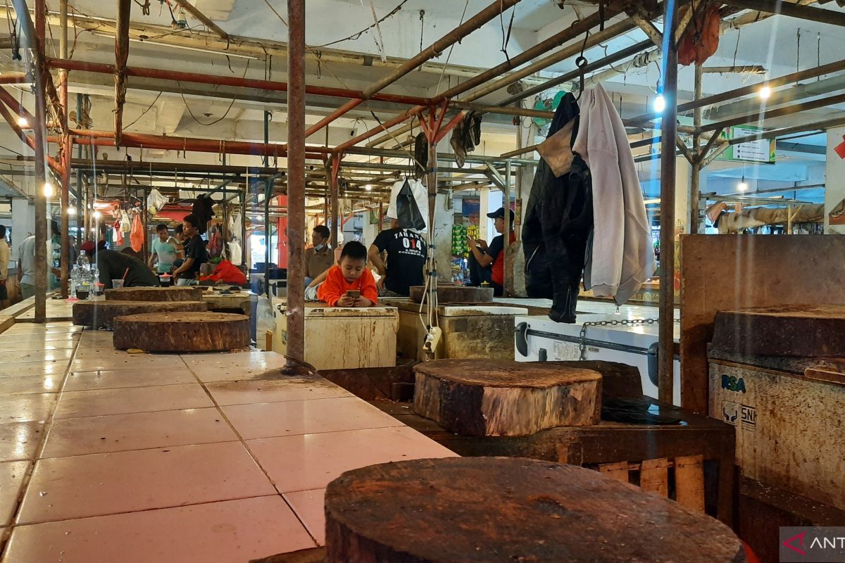 Pedagang daging di Pasar Tigaraksa Kabupaten Tangerang mogok jualan