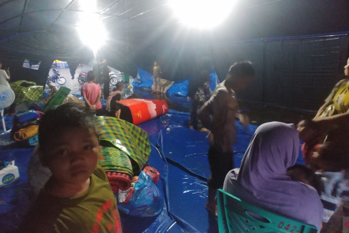 Dua tenda pengungsi gempa Pasaman digenangi air karena bocor