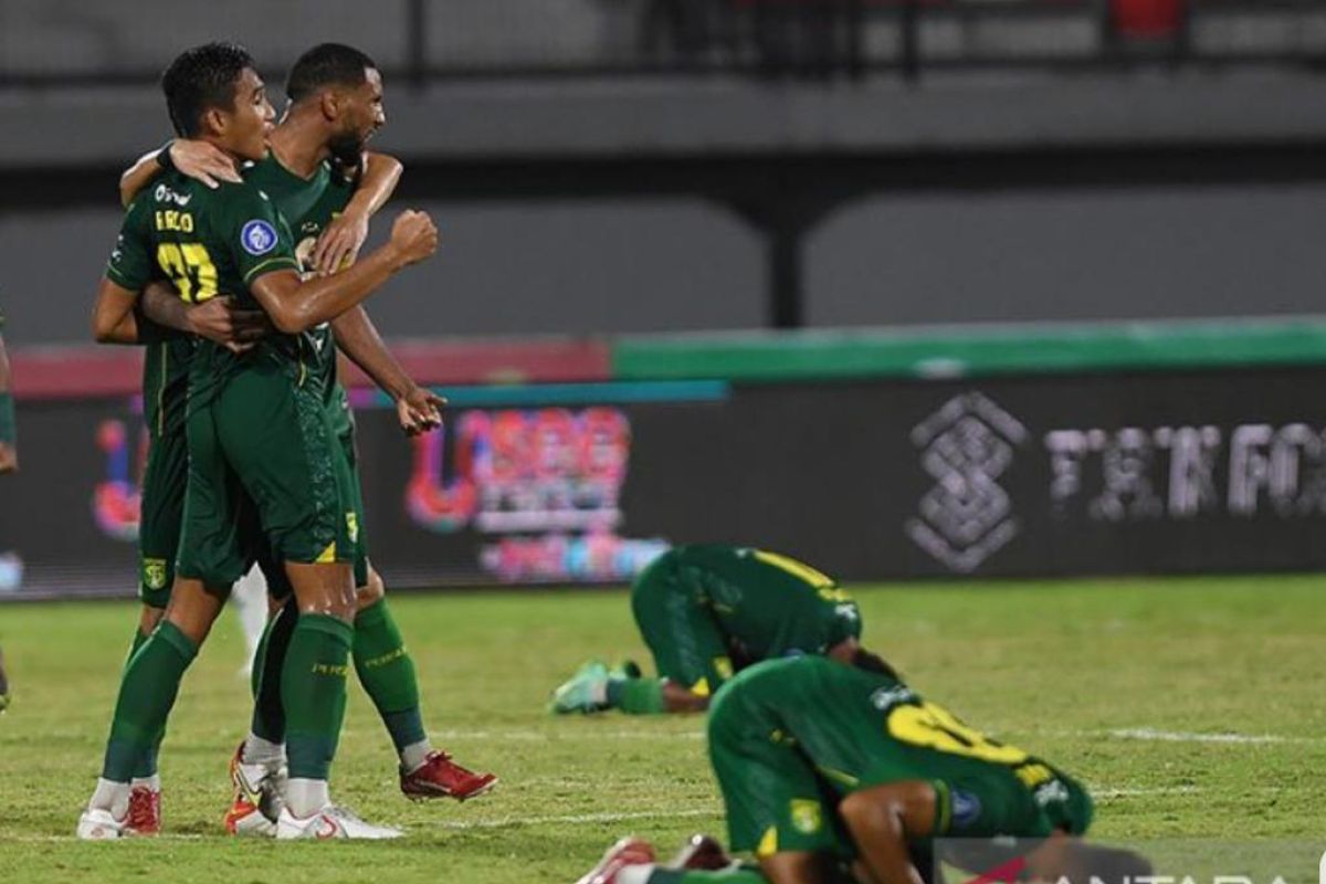 Aji Santoso soroti wasit laga Persebaya lawan Madura United