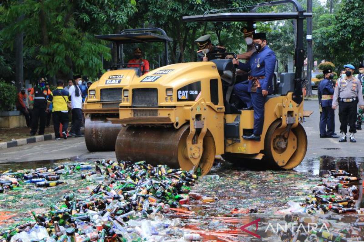 Pemkot bersama kepolisian-TNI musnahkan 4.837 botol miras