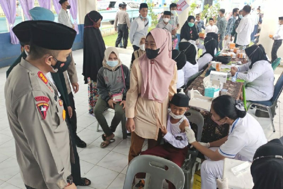 Polresta Deliserdang vaksinasi massal dan bagi sembako di Pesantren Al-Mukhlisin