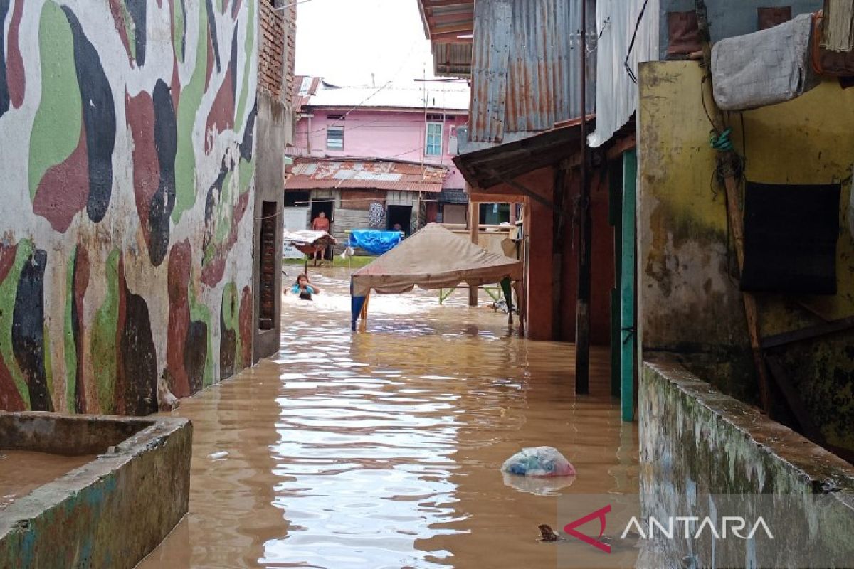 Ratusan rumah terendam banjir di Kampung Aur Medan