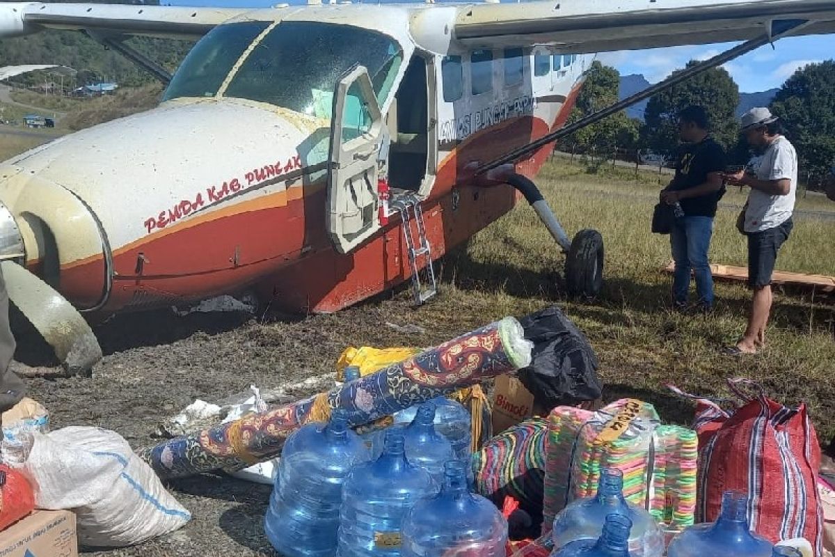 Pesawat SAS pecah ban dan tergelincir di Papua