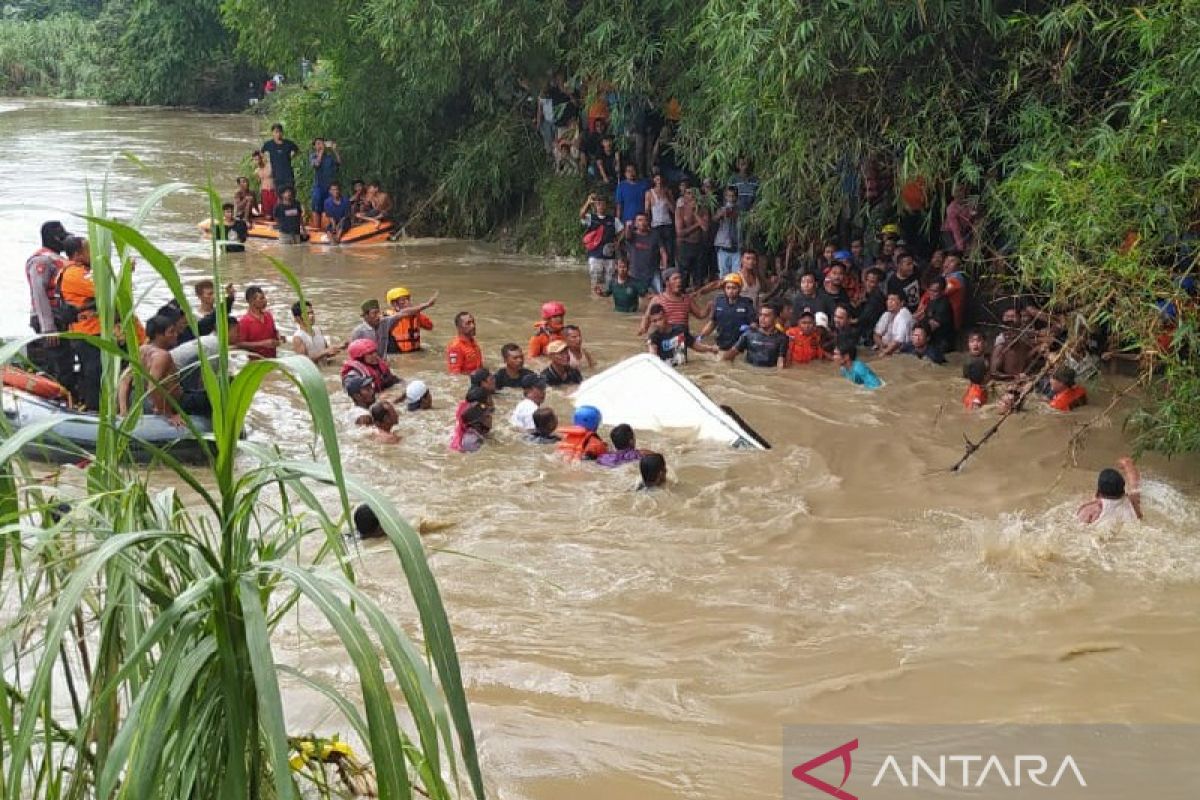 Empat perempuan di dalam mobil diterjang banjir di Deliserdang ditemukan meninggal