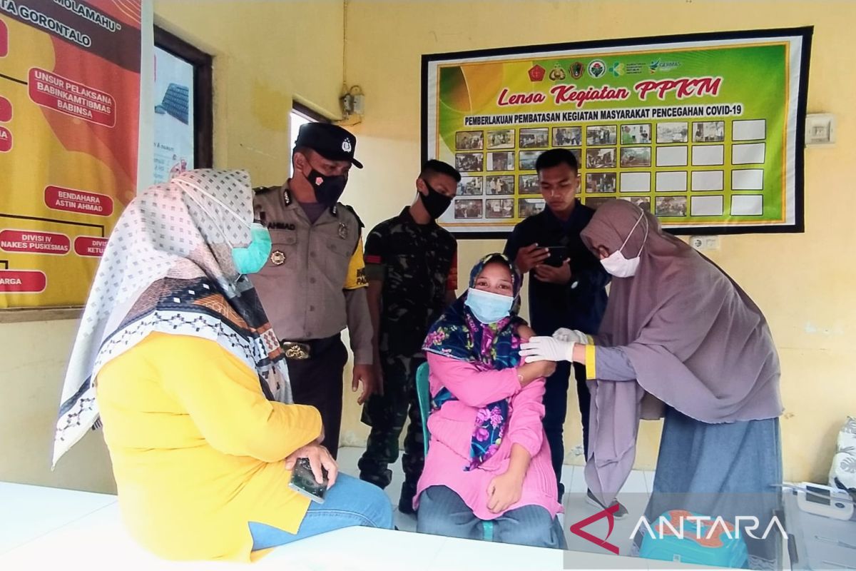 Polsek Kota Timur gelar vaksinasi di pasar Moodu