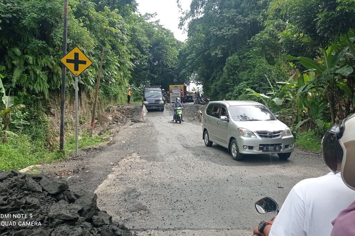 Diguyur hujan lebat, ruas jalan Sampay - Cikulur Kabupaten Lebak ambles