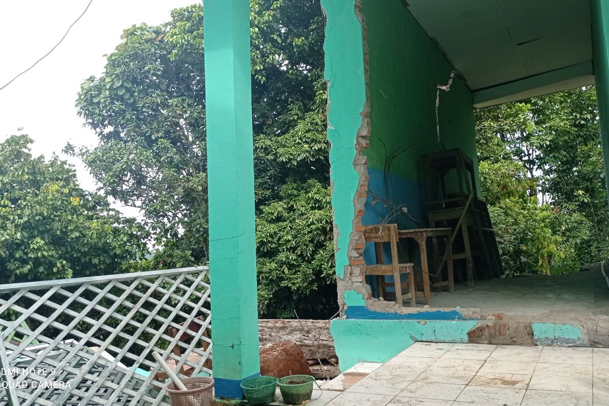 Tiga ruangan kelas madrasah di Lebak Banten roboh akibat tanah bergerak