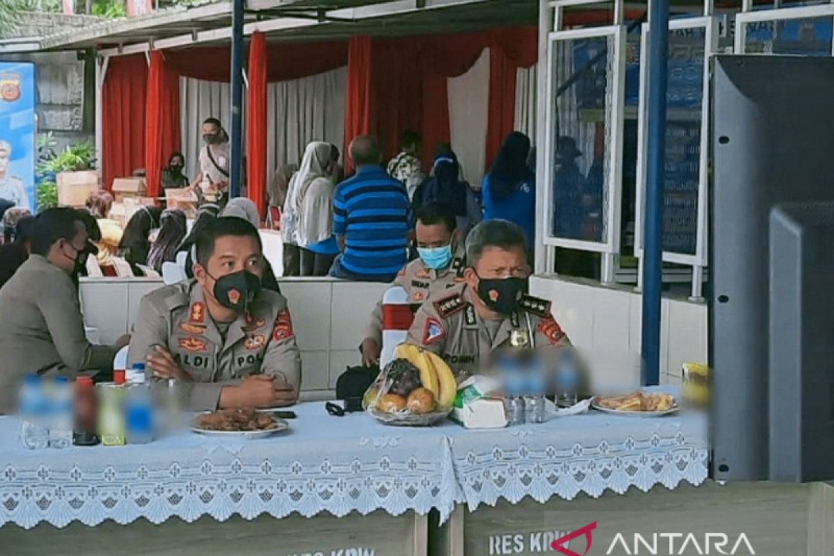 Pemkab Karawang bersama polisi dan TNI gelar vaksinasi  COVID-19 serentak