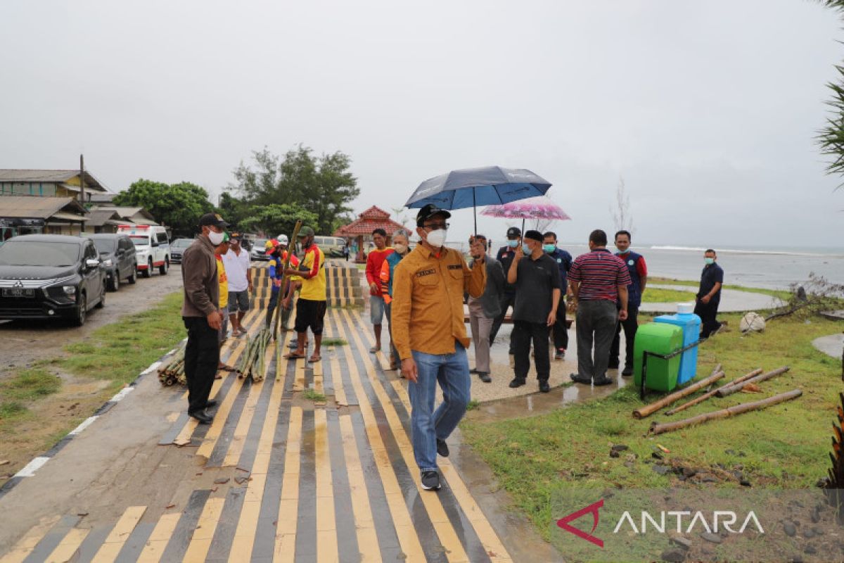 Pemkab Garut percantik Pantai Sayang Heulang dengan tanam pohon